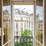 Pres De La Tour Eiffel *