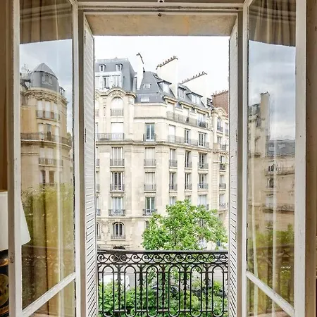 Pres De La Tour Eiffel *
