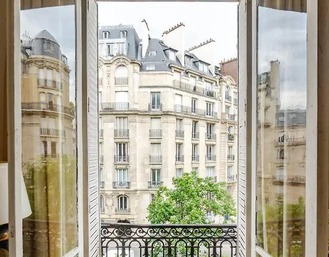 Pres De La Tour Eiffel *